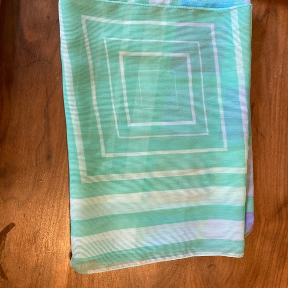 Pastel lightweight scarf in geo pattern - Picture 2 of 2